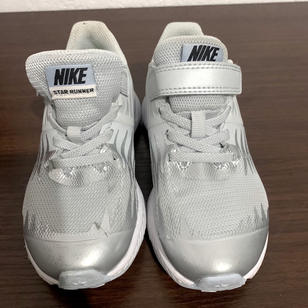 Silver/white Nike shoes in excellent shape